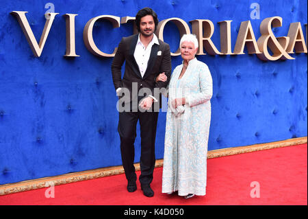 Ali Fazal e Dame Judi Dench arrivando presso la UK premiere di Victoria &AMP; Abdul a l'Odeon, Leicester Square, Londra. Foto Stock