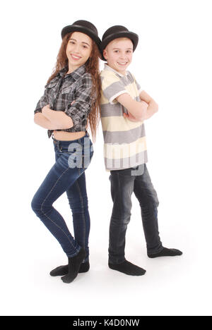 Ritratto di giovane ragazzo e una ragazza che pongono in nero cappello bowler isolato su bianco Foto Stock