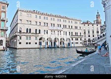 Venezia Veneto Italia. Vista sul Canal Grande - Grand Canal, di turisti e di gondola nella parte anteriore del Fondaco dei Tedeschi la facciata del palazzo, la vista classica Foto Stock