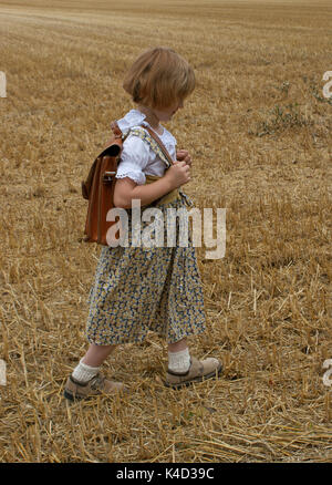 Primo-grader sul suo modo di scuola in campagna Foto Stock