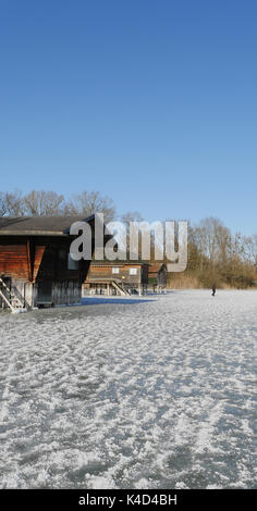 Parzialmente congelato Lago Ammersee nel gennaio 2017, barca case, Alta Baviera Foto Stock