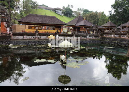 Pura Tirta Empul, è un tempio sacro dell'acqua indù situato vicino alla città di Tampaksiring nel centro di Bali, Indonesia. Foto Stock