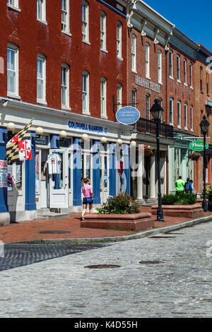 Persone che passeggiano davanti ai negozi e negozi in edifici storici, Fells Point quartiere, Baltimore, Maryland Foto Stock