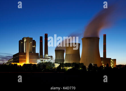 Un grande carbone marrone power station con la notte blu cielo e vapore. Foto Stock