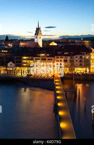 Vista di friedrichshafen sul lago di costanza da la torre di osservazione di notte, Germania. Foto Stock