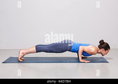 Donna facendo Ashtanga Vinyasa yoga Surya Namaskar Sun Salutation Foto Stock