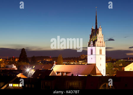 Vista di Friedrichshafen e Nikolaus chiesa dalla torre di osservazione di notte in Germania. Foto Stock