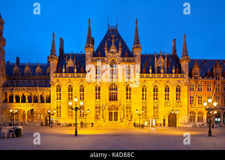 La Corte Provinciale (Provinciaal Hof) presso la piazza del mercato di Bruges, Belgio con night blue sky. Foto Stock