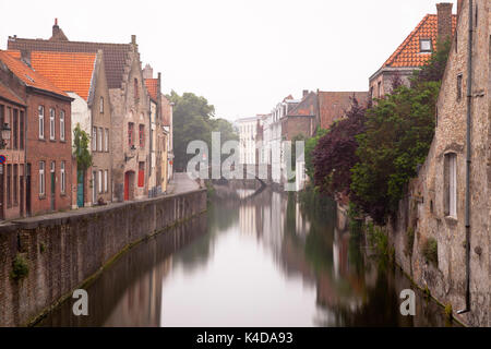 Un canale a Gouden-Handrei a Bruges in una tipica giornata di nebbia con la riflessione. Il giorno di esposizione lunga shot. Foto Stock