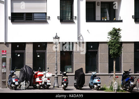 Mainz, Germania - 21 agosto 2017: scooter e biciclette e parcheggio su un edificio residenziale nel Holzhof Streez nel centro di Mainz il 21 agosto 20 Foto Stock