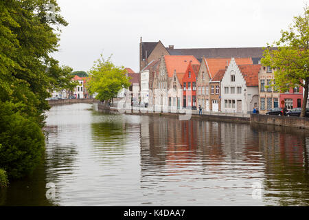 Riprese diurne di un tipico canale di Bruges. Foto Stock