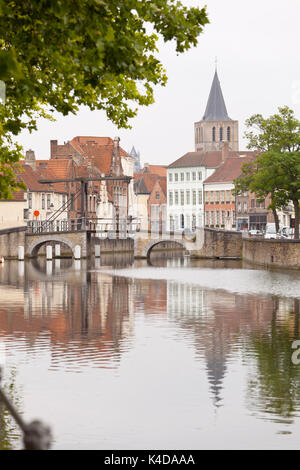 Misty shot diurna di un ricreato ponte sul canale a potterierei a Bruges. Foto Stock