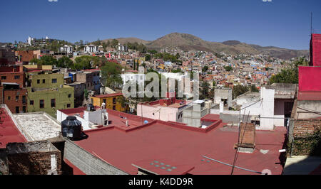 GUANAJUATO, Messico - 2017: vista panoramica della città, compresa una parte del centro storico. Foto Stock