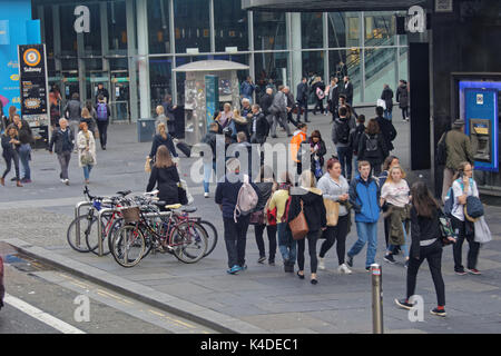 Glasgow street scene Argyle street St Enoch Square entramce glasgow occupato affollate di traffico pesante Foto Stock