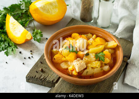 La Turchia stufato con zucca, spezie e verdure in una ciotola su una pietra dello sfondo. Foto Stock