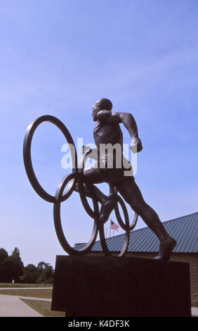 Una statua di Jesse Owens, il famoso Olympian (1936), che accoglie i visitatori a Jesse Owens Memorial Museum di Oakville, Alabama. Foto Stock