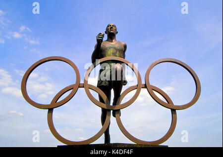 Una statua di Jesse Owens, il famoso Olympian (1936), che accoglie i visitatori a Jesse Owens Memorial Museum di Oakville, Alabama. Foto Stock