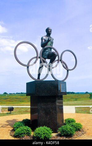 Una statua di Jesse Owens, il famoso Olympian (1936), che accoglie i visitatori a Jesse Owens Memorial Museum di Oakville, Alabama. Foto Stock