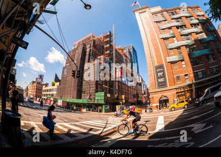 Costruzione su 61 Nona Avenue nel quartiere di Chelsea di New York si è visto il Venerdì, 25 agosto 2017. L'ufficio e commercio al dettaglio Edilizia, progettato dal noto architetto Rafael Vinoly conterrà un 20.000 piedi quadrati di Starbucks riserva prevede di aprire qualche volta nel 2018. (© Richard B. Levine) Foto Stock