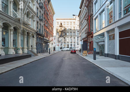 Soho strada vuota con ghisa edifici in una giornata di sole in New York Foto Stock