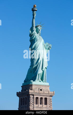 Statua della Libertà con il piedistallo vista laterale in una giornata di sole e cielo blu chiaro in New York Foto Stock