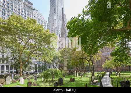 Chiesa della Trinità cimitero con erba verde in una giornata di sole. Questo è il solo attivo nel cimitero di Manhattan. Foto Stock