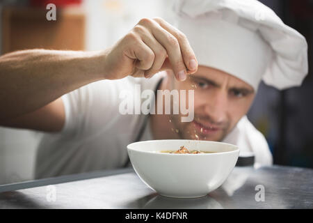 Close up ritratto dello chef zuppa di stagionatura Foto Stock