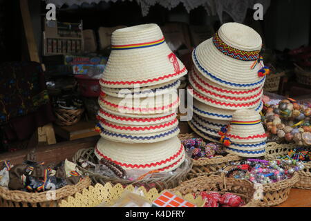 Indigeni in locali vestiti rumena nel villaggio sapanta, Maramures, Romania. tradizionale rumena hat fatto di cannucce. locali di vestiti, Maramures, Romania. Foto Stock