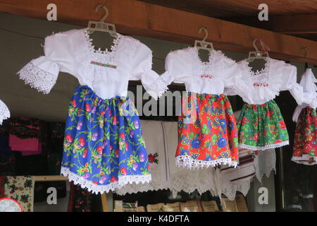Abbigliamento locali, Maramures, Romania. Foto Stock