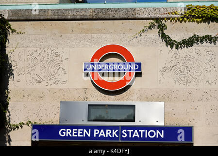 Ingresso alla stazione Green Park della metropolitana di Londra, Piccadilly, Londra, Regno Unito Foto Stock