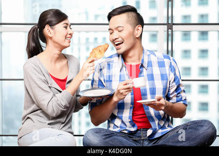 Giovani asiatici giovane avente insieme per la prima colazione Foto Stock