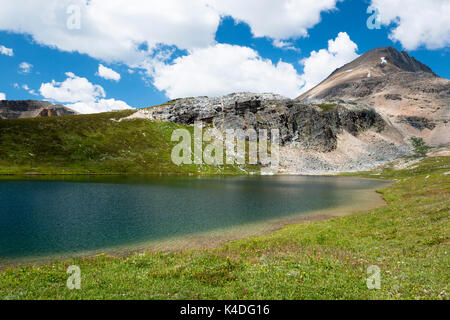 Cirque Peak sopra Helen Lake, il Parco Nazionale di Banff, Alberta, Canada Foto Stock