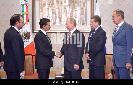 Il Presidente messicano Enrique Peña Nieto, sinistra, saluta il presidente russo Vladimir Putin prima di iniziare una riunione bilaterale tenutasi a margine del vertice BRICS Settembre 5, 2017 a Xiamen, Cina. In piedi con i leader sono il ministro degli Esteri messicano Luis Videgaray, sinistra, e il ministro degli Esteri russo Sergey Lavrov, destra. Foto Stock