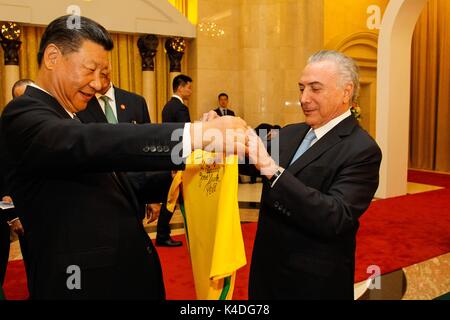 Il Presidente brasiliano Michel Temer, destra presenta il presidente cinese Xi Jinping con un calcio brasiliano jersey firmato da superstar giocatore Pele prima della data di inizio del loro incontro bilaterale il 1 settembre 2017 a Pechino, in Cina. Foto Stock