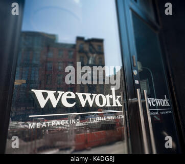 L'entrata a un WeWork co-spazio di lavoro posizione nel Quartiere Meatpacking inNew York venerdì, 25 agosto 2017. Il conglomerato giapponese SoftBank ha investito 4,4 miliardi di dollari in co-spazio di lavoro azienda WeWork. (© Richard B. Levine) Foto Stock
