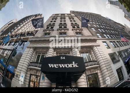 L'entrata a un WeWork co-working space location in The Bryant Park area in New York Domenica, 27 agosto 2017. Il conglomerato giapponese SoftBank ha investito 4,4 miliardi di dollari in co-spazio di lavoro azienda WeWork. (© Richard B. Levine) Foto Stock