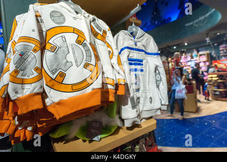 Star Wars merchandise nel Disney store in Times Square a New York sulla cosiddetta "forza venerdì II', 1 settembre 2017. " Forza venerdi' è il nome dato da The Walt Disney Co. sul rilascio di Star Wars merchandise, tre mesi prima del rilascio della pellicola. Disney ha acquisito la Star Wars nel 2012 quando ha acquistato Lucasfilm per $4.1 miliardi. (© Richard B. Levine) Foto Stock