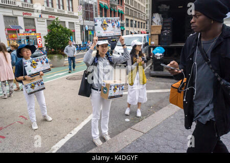 I membri di il buddista Tzu Chi Foundation USA Regione Nordest raccolgono fondi per uragano Harvey in rilievo a Houston, Texas, in Union Square Park a New York sabato 2 settembre, 2017. I membri dell'organizzazione di capitoli a Dallas e Houston sono fornire aiuto in caso di catastrofe e volontariato in Texas. (© Richard B. Levine) Foto Stock