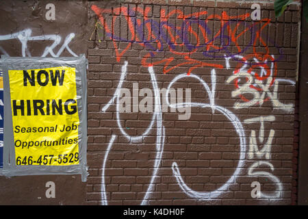 Segno di assunzione nel mezzo di graffiti sotto il treno di elevata lungo Jerome Avenue nel Bronx borough di New York è visto di domenica 3 settembre, 2017. (© Richard B. Levine) Foto Stock