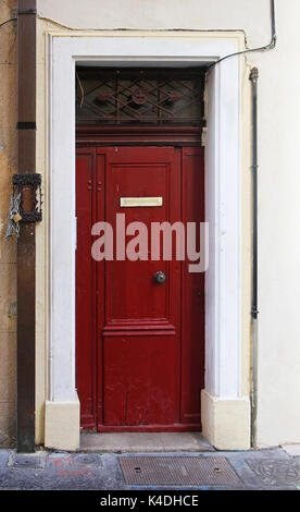 Vecchio rosso chiuso la porta di legno esterno Foto Stock