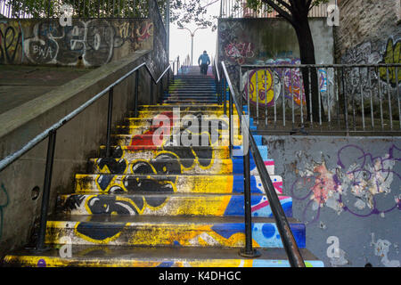 Un gradino decorato street nel Bronx borough di New York domenica 3 settembre, 2017. A causa della natura collinare di Upper Manhattan e Western Bronx loro sono un certo numero di strade che consisteva di passaggi pedonali ma sotto la competenza del Dipartimento di NYC di trasporto. Questo "Io amo il Bronx' street, un'estensione del luogo Henwood, fu dipinta da Clark Fly ID sotto gli auspici di un programma da ArtBridge. (© Richard B. Levine) Foto Stock