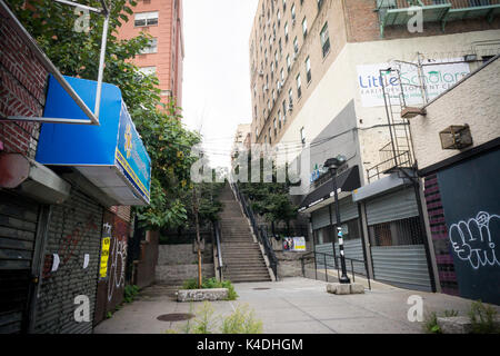 West 176Street passo street off di Jerome Avenue nel Bronx borough di New York è visto di domenica 3 settembre, 2017. (© Richard B. Levine) Foto Stock