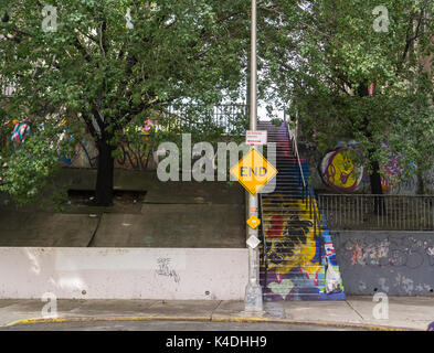 Un gradino decorato street nel Bronx borough di New York domenica 3 settembre, 2017. A causa della natura collinare di Upper Manhattan e Western Bronx loro sono un certo numero di strade che consisteva di passaggi pedonali ma sotto la competenza del Dipartimento di NYC di trasporto. Questo "Io amo il Bronx' street, un'estensione del luogo Henwood, fu dipinta da Clark Fly ID sotto gli auspici di un programma da ArtBridge. (© Richard B. Levine) Foto Stock