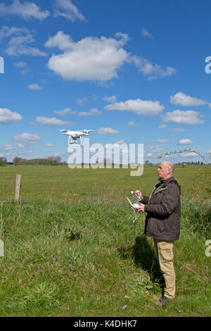 Uomo che vola drone vicino Teschendorf, Brandeburgo, Germania Foto Stock