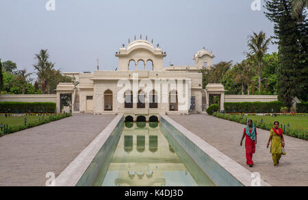 Giardini Pinjore (Yadavindra Gardens) costruito per le concubine del righello.Il palazzo si riflette nell'acqua. Donne indù a piedi sulle terrazze. Foto Stock