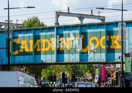 Un ponte ferroviario si estende la cittadina di Camden High Street a Camden Lock. Il ponte porta un design ti consente di sapere dove si trovano! Foto Stock