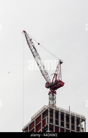 New York, Stati Uniti d'America - 27 Settembre 2016: una gru si trova sulla cima di un edificio costruito nel centro di Manhattan. Foto Stock