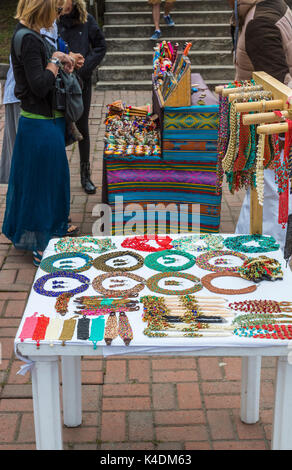 Locale gioielli di perline, collane, bracciali, per la vendita come souvenir turistici all'Telerifico (funivia), Quito, capitale dell'Ecuador, Sud America Foto Stock