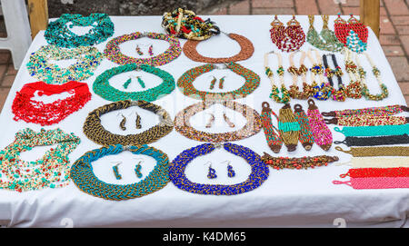Locale gioielli di perline, collane, bracciali, per la vendita come souvenir turistici all'Telerifico (funivia), Quito, capitale dell'Ecuador, Sud America Foto Stock