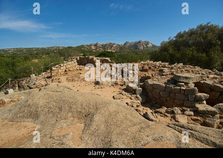 Il megalitico di nuraghe Albucciu, una pietra della struttura per età nei pressi di Arzachena nel Nord della Sardegna, Italia Foto Stock